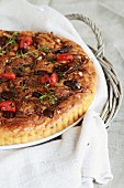 Pissaladiere mit Oliven, Zwiebeln und Tomaten