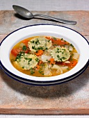 Gemüsesuppe mit Petersilienravioli