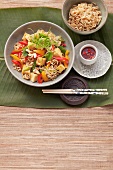 Gebratene Nudeln mit Gemüse und Tofu, Chilisauce (Asien)