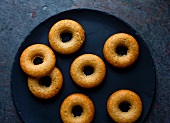 Glutenfreie gebackene Doughnuts