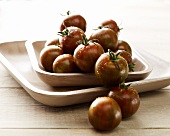 Black Zebra tomatoes in a wooden dish