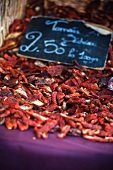 Getrocknete Tomaten auf Marktstand mit Preistafel