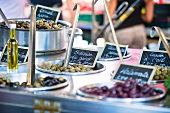 Verschiedene Sorten eingelegte Oliven auf Markt