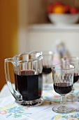 Karaffe und Glas mit Rotwein