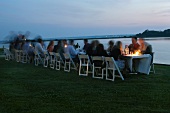 Eine lange Tafel bietet Platz für eine abendliche Feier mit Freunden am Meer