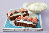 Chocolate tartlets with white chocolate cream and figs