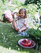 Kleines Mädchen mit selbstgeflochtenem Blumenkranz