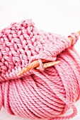 Strickzeug mit rosa Wolle
