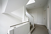 Weisses Treppenhaus und Gang in moderner Architektur