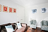 Wohnzimmerecke mit Ledercouch und Sesseln mit gemustertem Bezug