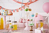 Partytisch für Kinder mit Cake Pops, Drinks und Geschenken