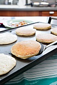 Buttermilch-Pancakes auf einem Blech