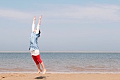 Frau macht Gymnastik am Strand