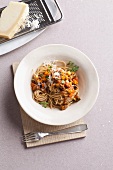 Spaghetti mit Hackfleischsauce und Parmesan
