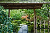Japanisches Bamubstor mit Überdachung im Tea Garden in Portland