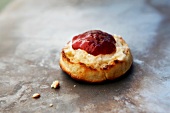 Biscuit mit Butter und Himbeermarmelade