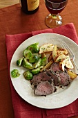 Rinderfilet in Scheiben mit Bratkartoffeln und Rosenkohl