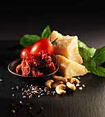 Zutaten für Pesto Rosso (Getrocknete und frische Tomaten, Cashewnüsse, Parmesan und Basilikum)