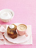 Zwei Stücke Kaffee-Dattel-Kuchen, Cappuccino und Schlagsahne