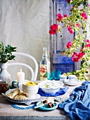 Gedeckter Tisch zum griechischen Osterfest