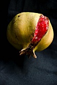 Ein Granatapfel, aufgebrochen