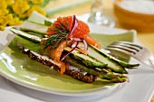 Pupernickel with asparagus, salmon and caviar for Easter (Sweden)