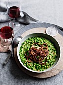 Mushy peas (pea dish, England) with onion rings