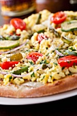 Pizza mit Rührei, Kirschtomaten, Kapern, Zucchini, Spargel, roten Zwiebeln und Petersilie