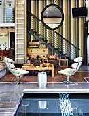 Wohnzimmer mit Galerietreppe und Wasserbecken im Retro Stil mit amerikanischem Flair