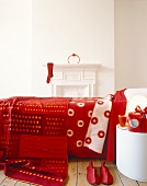 Doppelbett mit roter Decke und Bettdecke