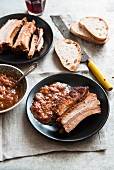Pork ribs with sauce and bread