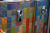 Bunte Terrakottafliesen im Badezimmer