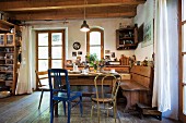 Ländliche Küche mit Holzdecke, Esstisch mit Stühlen & Eckbank