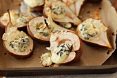 Baked pears with blue cheese and slivered almonds