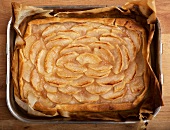 An apple tart in a baking dish (seen from above)