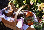 Pfirsichmarmelade und Kuchen im Holzkorb