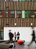 Farbige Polsterhocker im Foyer eines modernen Schulgebäudes