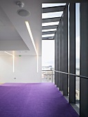 Leerer Raum mit violettem Teppich in zeitgenössischer Architektur