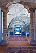 Hotellobby mit antikem Gewölbe in romanischem Stil