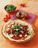 Pane carasau con l'insalata (flatbread with tomato salad)