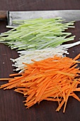 Fein geschnittene Karotte, Petersilienwurzel und Lauch