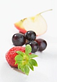 Erdbeere, blaue Trauben & eine Apfelspalte