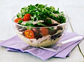 Rocket salad with chicken, tomatoes and kidney beans