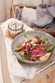 Rote-Bete-Salat mit Birne und Ziegenfrischkäse
