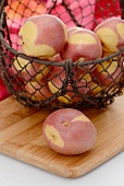 Zweifärbige Kartoffeln im Drahtkorb