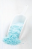 Persisches Blaues Salz in weißer Gewürzschaufel