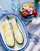 Zucchini mit Quarkfüllung und Salatbeilage