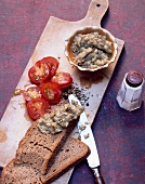 Vinete (Auberginensalat, Rumänien) mit Brot und Tomaten