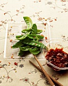 Mange tout with a dip (Asia)