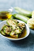 Zucchini mariniert mit Olivenöl, Knoblauch, Oregano und Salz (zum Grillen)